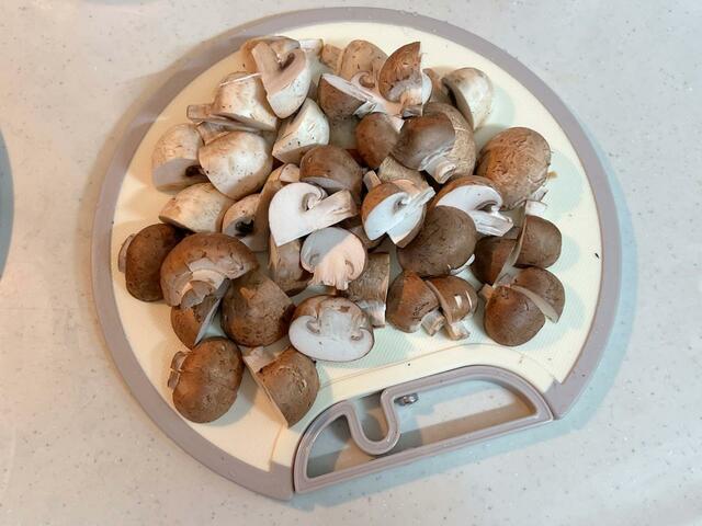 マッシュルームのような丸い食べ物もコロコロ転がったりしないのでカットしやすい！