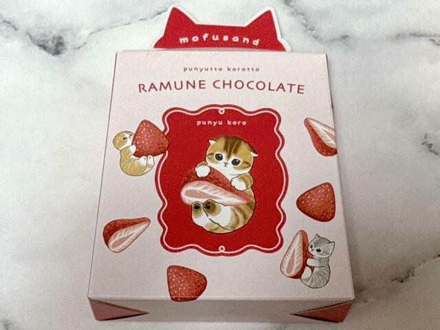 ピンクと赤の配色がかわいい紙箱。蓋の上部の猫耳にも注目です！