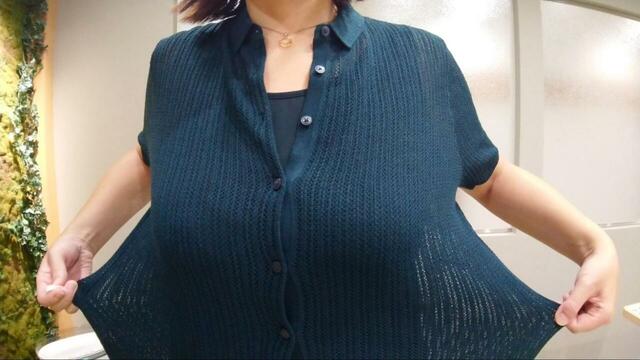 【ユニクロ レースニットワンピース】ニット生地なので左右方向にかなり伸びます