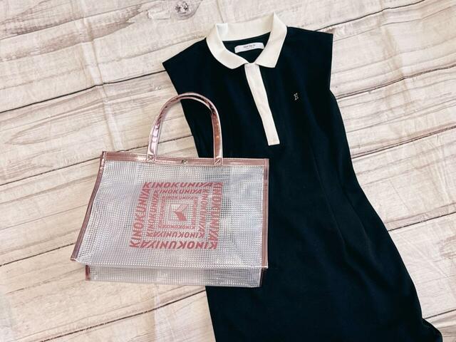 紀ノ国屋の新作バッグ【クリアミディアムバッグ】と「ブラックのポロドレス」ブラックのワンピースに合わせてもかわいい♪