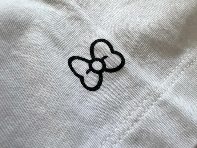 【ユニクロ クロミ&マイメロディ UT グラフィックTシャツ WHITE】リボンのデザインがワンポイントで袖にある