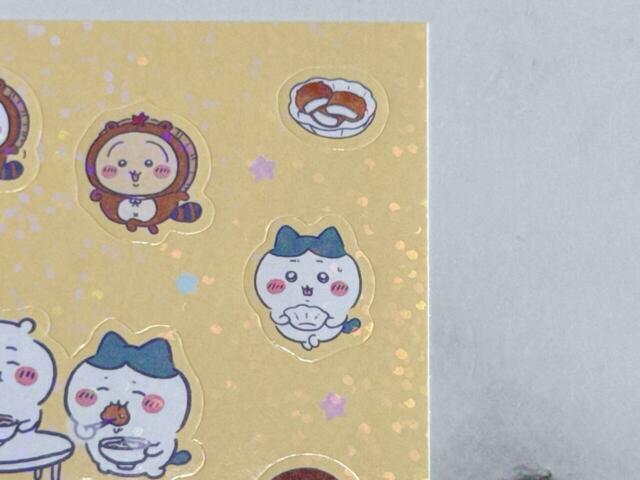 稲荷揚げ餅を持って走るハチワレもいます。イチオシです！