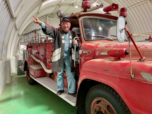 【ユメノバ】消防自動車博物館館長の鈴木靖幸さん。消防車の説明もしてくれます