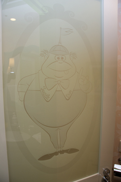 東京ディズニーランドホテル「ディズニーふしぎの国のアリスルーム」©Disney