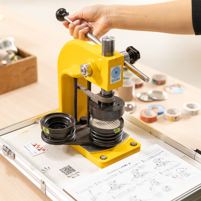 ワークショップ  1個税込\300でイベントロゴの入ったオリジナルデザインの缶バッジが作れるワークショップや、好きなマスキングテープを貼ってうちわやお面が作れる無料のワークショップコーナーなど、親子でも楽しめる企画も多数♪