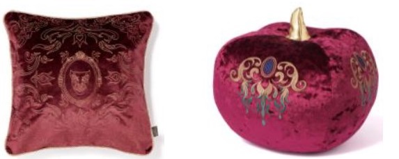 ヴィランズ ナイト/クッションカバー ダークレッド：￥5,000　　エヴィルクイーン/クッション レッド：￥4,800