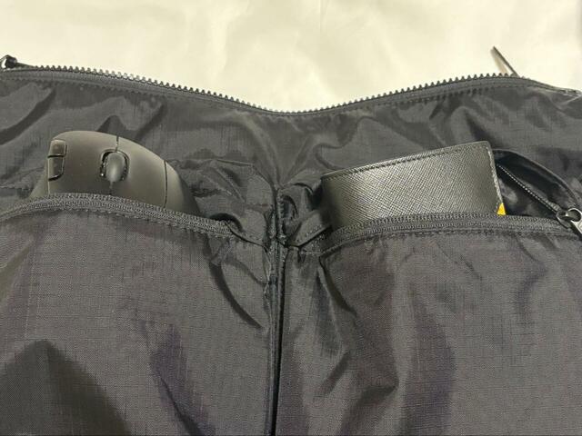 【UNIQLO マルチポケットショルダーバッグ】ミニウォレットとマウスはそれぞれ前面のポケットに収納。PCケースやマウス用ポーチを用意しなくてもすっきり整理できてラクでした♪