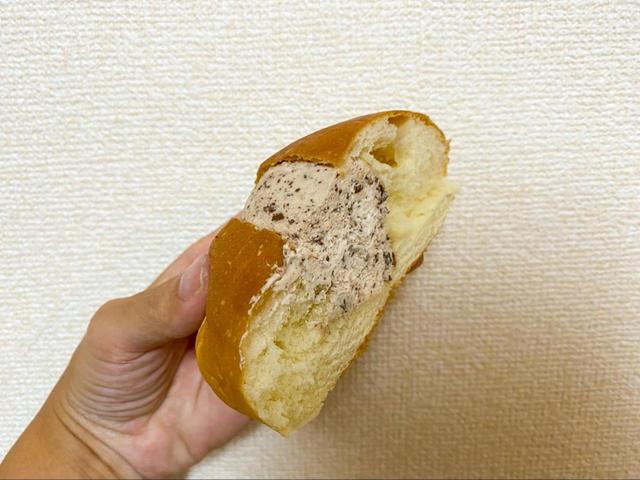 【ローソン100　マリトッツォ（チョコ入りホイップ）】パンが大きめでボリュームあり