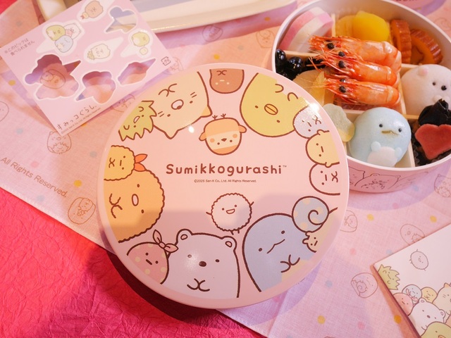 おせち・三段重「すみっコぐらし」｜すみっコ＆みにっコたちが大集合したお重のデザイン