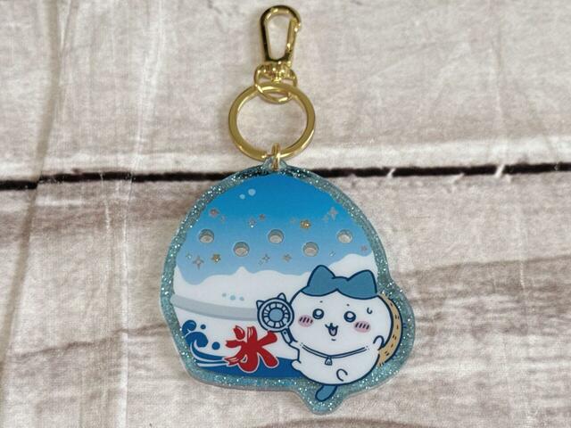 かき氷を背景に、麦わら帽子を背負ったハチワレが登場！このハチワレは、以前ちいかわの公式Xにアップされたイラストのものです