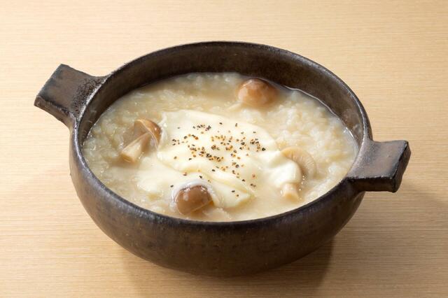 よく伸びるモッツァレラチーズをふんだんに入れて、濃厚な麻辣湯チーズリゾットに