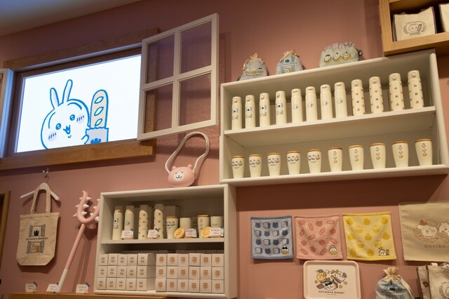 【ちいかわベーカリー】柔らかなピンクを基調にした内装