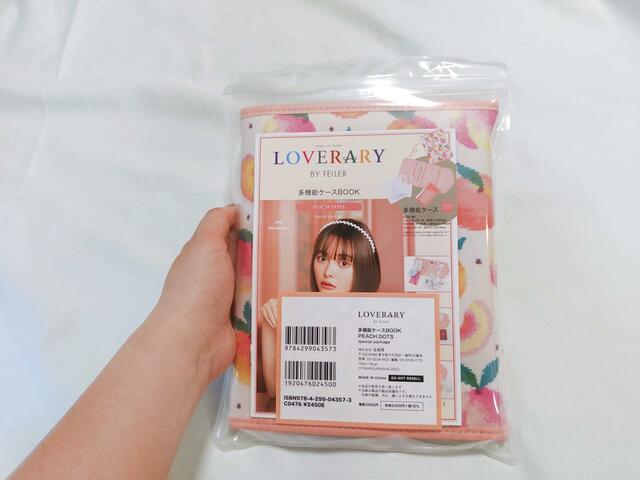 裏面には価格、発売先について記載あり【LOVERARY BY FEILER（ラブラリー バイ フェイラー）多機能ケースBOOK　STRAWBERRY DOTS】発売日：2023年7月7日、価格：2,695円（税込）