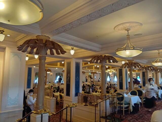 広々としながらも落ち着いた店内。【S.S.コロンビア号　ジュビリーガラ】