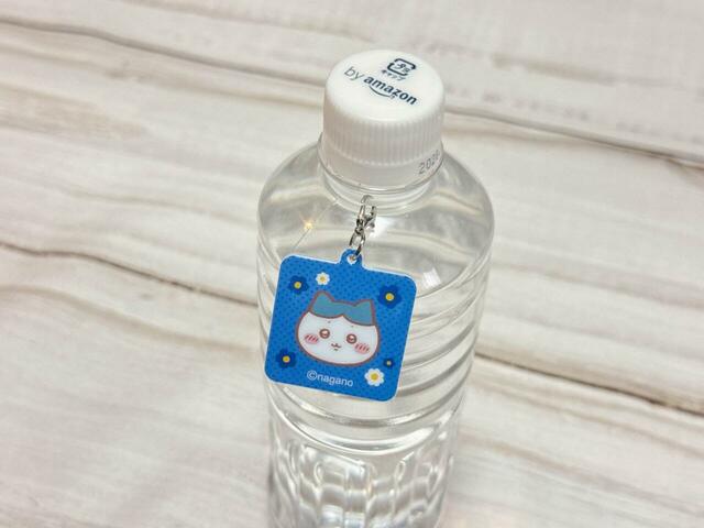 【ちいかわ アクリルめじるしチャーム】ペットボトルにつけるのもおすすめ！
