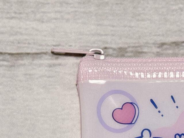 【ちいかわ DAISO限定デザイン】「フラットポーチ（S）ちいかわ」ファスナーもかわいい淡いピンクなのが◎