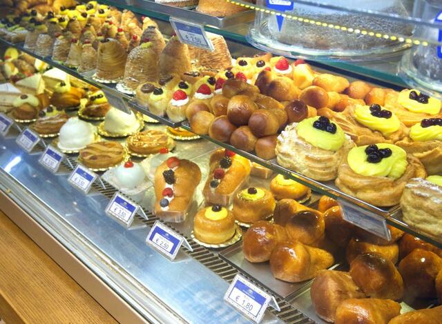 イタリアのあちこちで目にするスイーツたち。小さなエスプレッソ店のガラスケースにはたいてい甘いお菓子が並んでいる