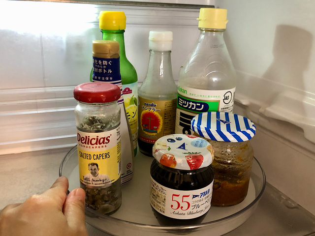 【ニトリ　奥の物が取り出しやすい回転トレー】簡単に回転させることができるため、奥にしまったものも簡単に取り出せます