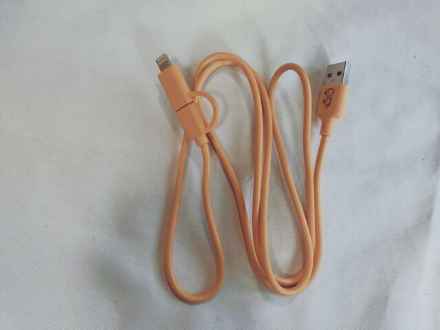 USBケーブルは、濃いめのイエロー