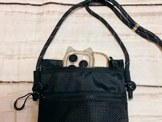 【カルディ りんごバッグ／ミニショルダーバッグ】メイン収納スペースはスマホを入れるのにちょうどいい大きさ！