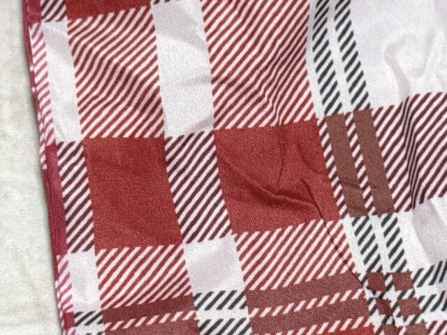 素材はポリエステル。やや薄手のシャカシャカした手触りの生地