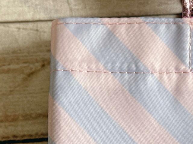 本体の素材はポリエステル。ピンクとラベンダーのストライプがかわいい!