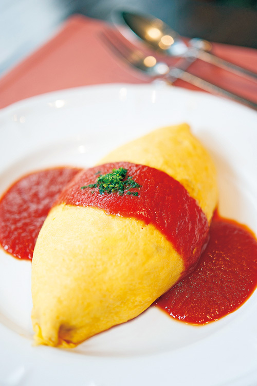 厳選洋食 さくらい＊オムライス—1300円（ハーフ650円）……卵はコクと旨みたっぷりで、さわやかな自家製トマトケチャップともベストマッチ。