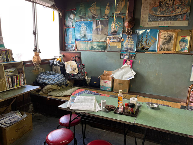 【菊屋】壁際にござを敷いた板の間があり、仮眠用の寝袋が置かれていた