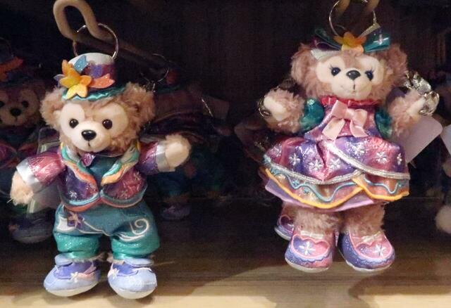 香港ディズニーランド20周年グッズ　ダッフィーとシェリーメイのぬいぐるみバッジ