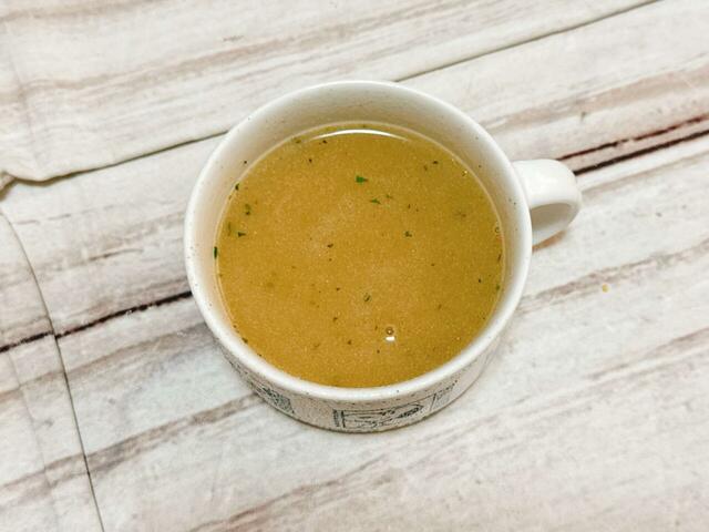 【カルディ ウィンターバッグ／ポルチーニクリームスープ】お湯を注ぐだけで濃厚なポルチーニ味のスープが楽しめます。セットのミニクラッカーを浸して食べるのもおすすめ！