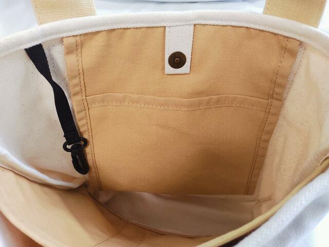 バッグ表面の裏側には、小さめのポケットつき