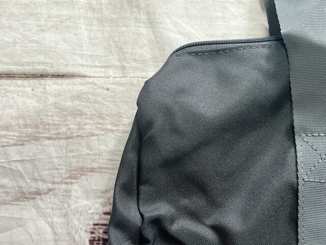 素材はポリエステル。裏地付きでしっかりとした生地