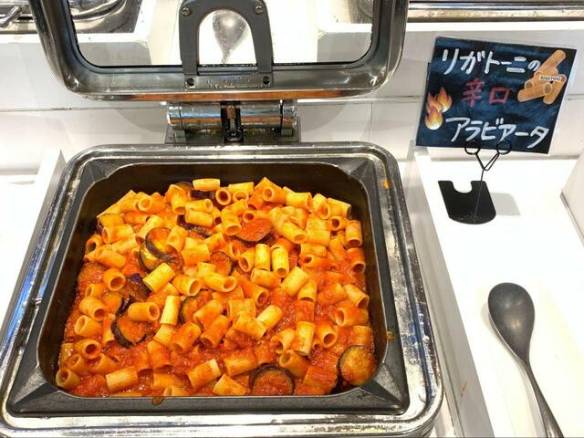 【リガトーニのアラビアータ】ナスとともにトマトベースで仕上げられたリガトーニのアラビアータも、おすすめです。