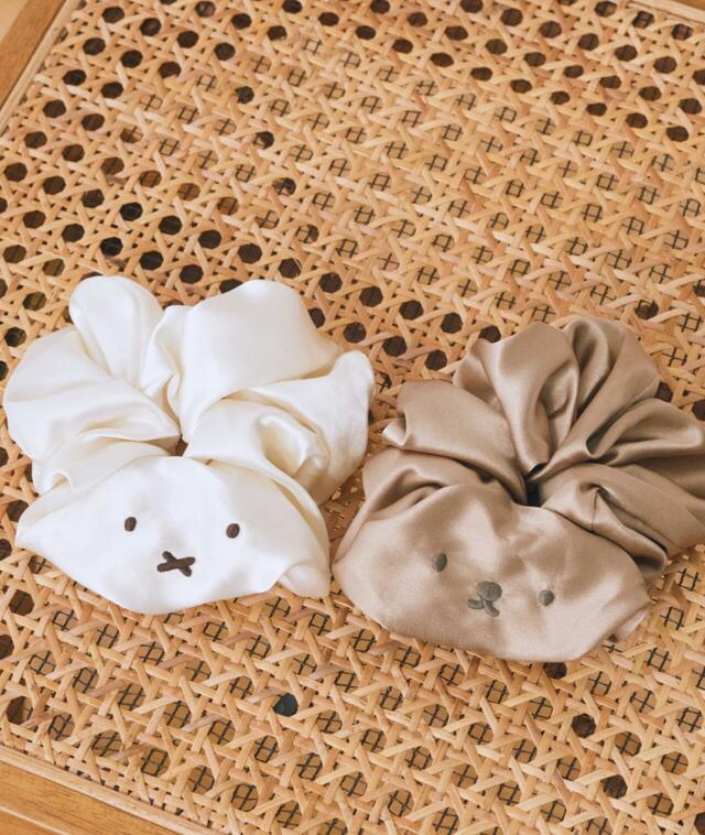 【miffy/earth フェイス刺繍シュシュ】カラー：Ivory/Brown（価格：1,650円）