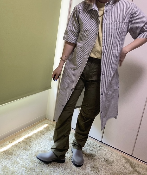 【ワークマン レディース防水サファリサイドゴア】パンツ、ロングシャツを合わせたスタイリッシュなコーデ