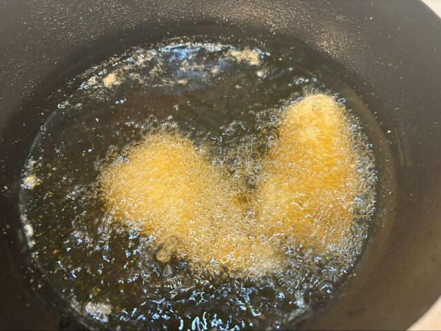 【コストコ AJIFLUFFY アジフライ】170〜180℃の油に入れると、衣がふわっと広がりながらきつね色に。揚げているそばから食欲を刺激する香りが広がります！