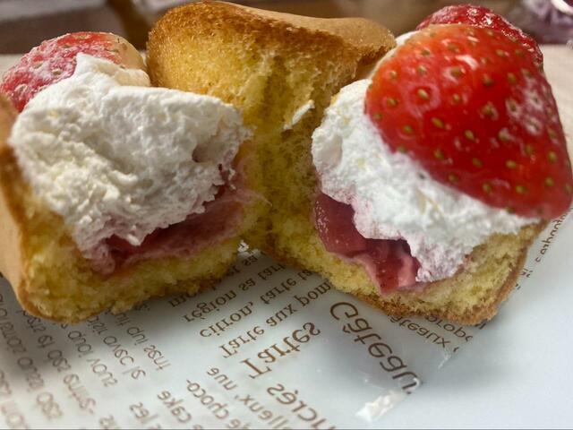 【ファミリーマート　ふわふわケーキオムレット　いちご】中からは果肉入りの苺カスタードが