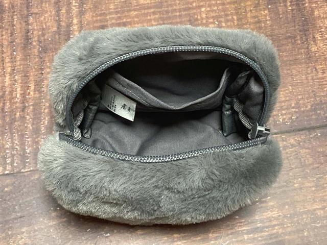 中にはポケットがひとつ