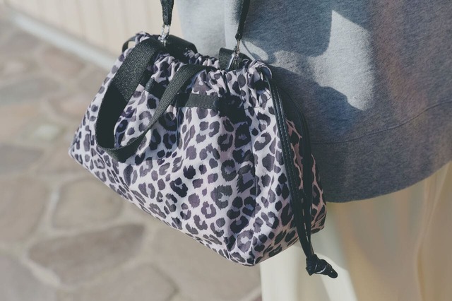 【レスポートサック「E/W City Drawstring Bag」】価格：サンドバー ￥18,150、レオパード ￥18,150、ブラックシャイン ￥21,450