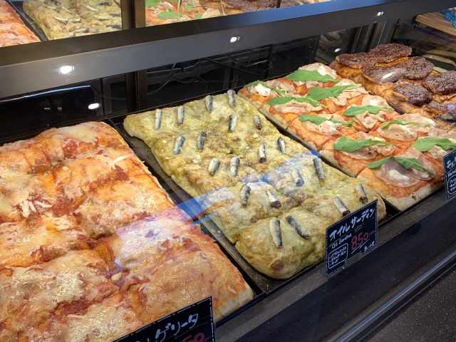 四角くてふわふわした生地のピザ