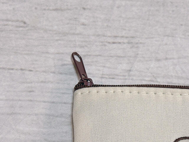 ファスナーで開閉する仕様