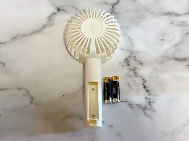 【cookpad plus クックパッドプラス 2023年 夏号増刊】充電式ではなく、乾電池を入れて使うタイプ。単3形アルカリ乾電池が2本（別売り）必要です！