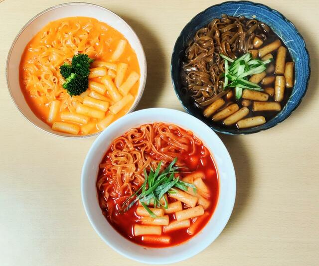 【東遠ジャパン カルポッキ3種のアソート 1112g（6～9人前） 1648円】いちばん辛さが強いのは、写真手前のオリジナル味