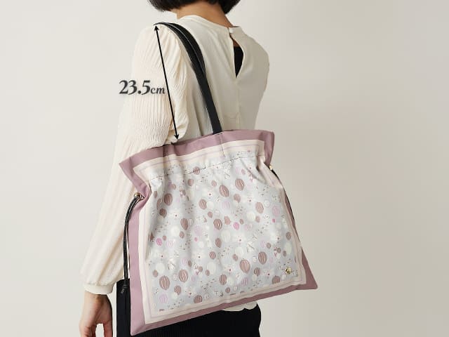 【ムーミン】ゆとりのある長めの持ち手で肩掛けもスムーズ。