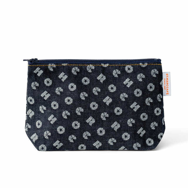 【サンマルクカフェ福袋 2025】「ジャパンブルー×サンマルクカフェ チョコクロモノグラムデニムポーチ」はチョコクロの文字をあしらったオリジナル柄