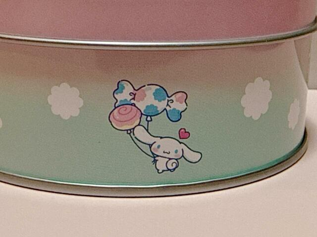 シナモンはシナモンロールのバルーンを持っています。あざとかわいいポーズが再恋♪