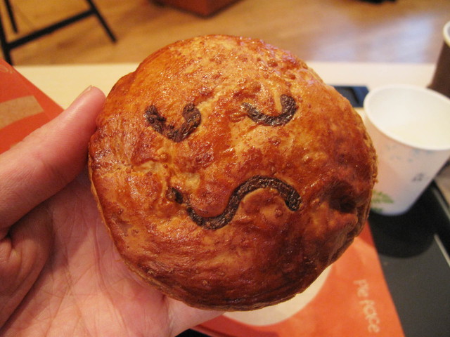 「パイフェイス」日本上陸!/チャンキーステーキ・390円(税抜) 大きさはこれくらい