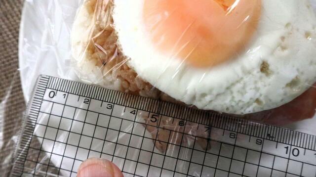【トライアル あぶりベーコンエッグおにぎり】1つの辺が10cmぐらいあるビッグサイズのおにぎりです