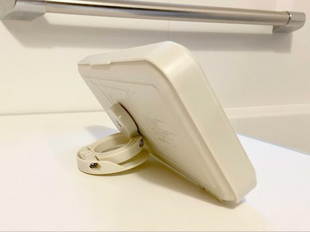 【3COINS スピーカー付き防滴スマホケース】スタンドはアーム構造。横向き、縦向き、上下に動かすこともできます！