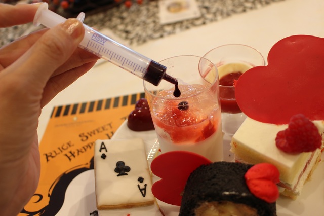 注射器からソースをポタり…